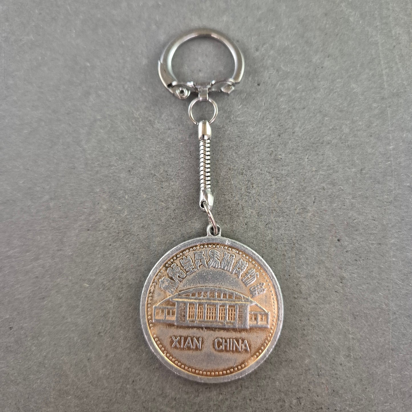 Schlüsselanhänger mit asiatischer Münzprägung im Retro-Stil