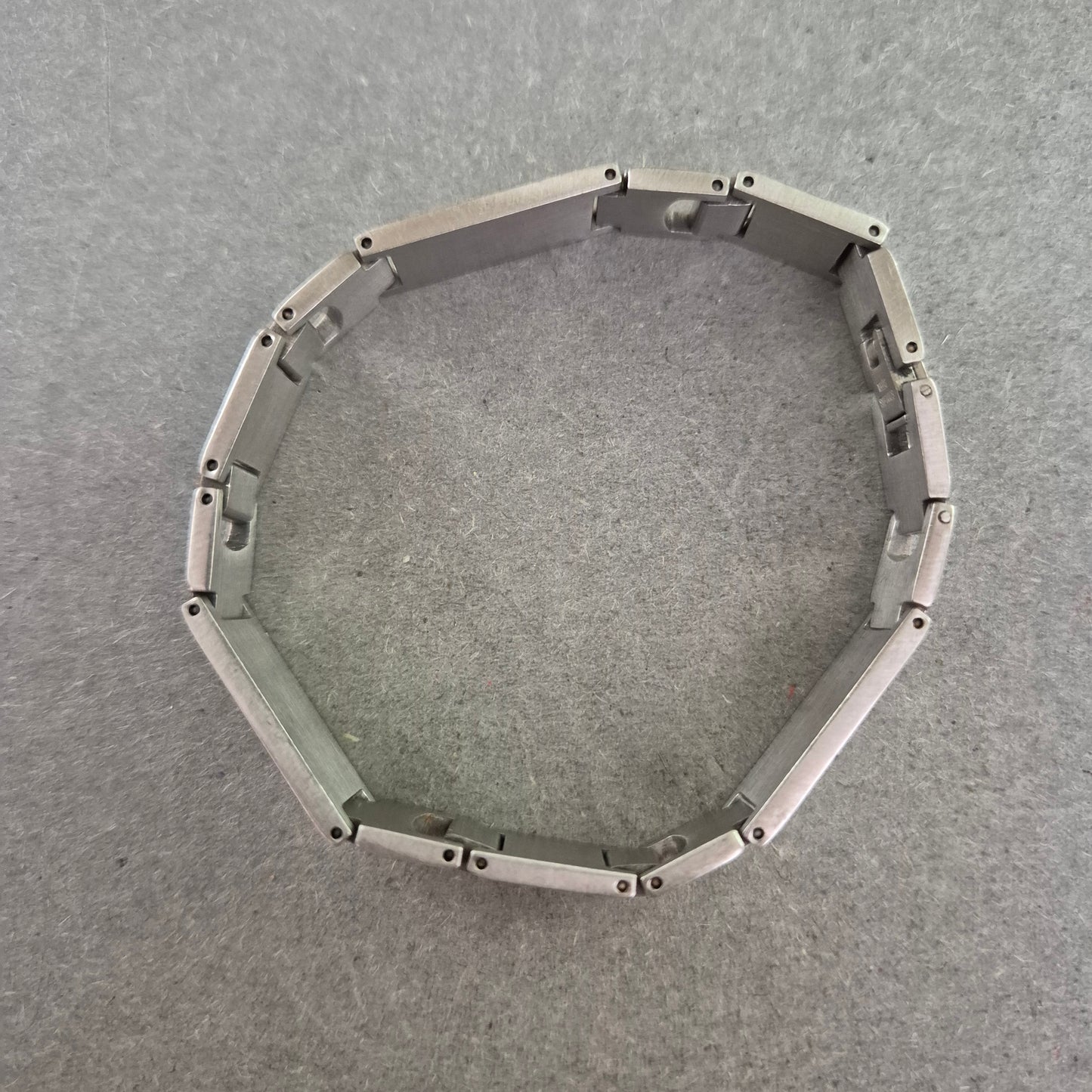 Maskulines Gliederarmband aus Metall mit grafischen Elementen