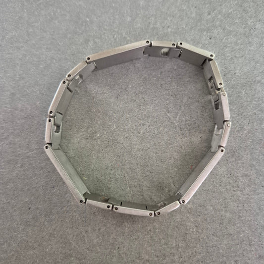 Maskulines Gliederarmband aus Metall mit grafischen Elementen