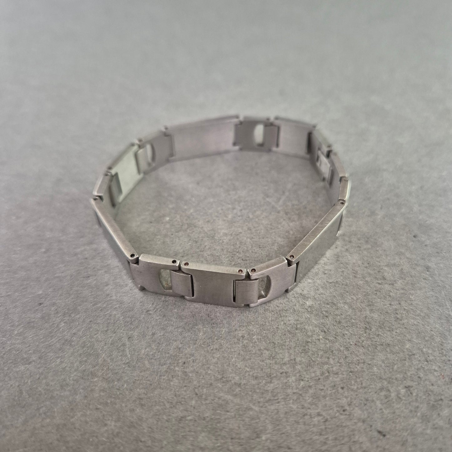 Maskulines Gliederarmband aus Metall mit grafischen Elementen