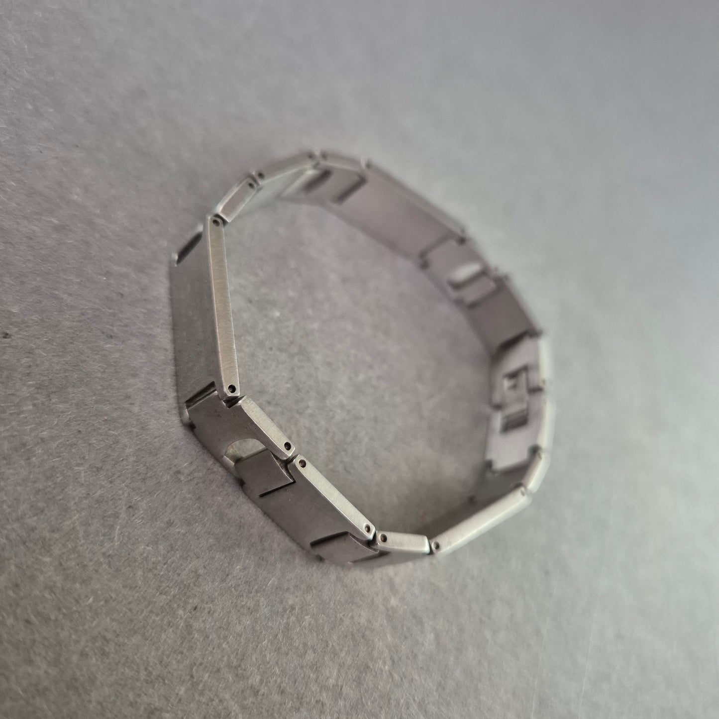 Maskulines Gliederarmband aus Metall mit grafischen Elementen