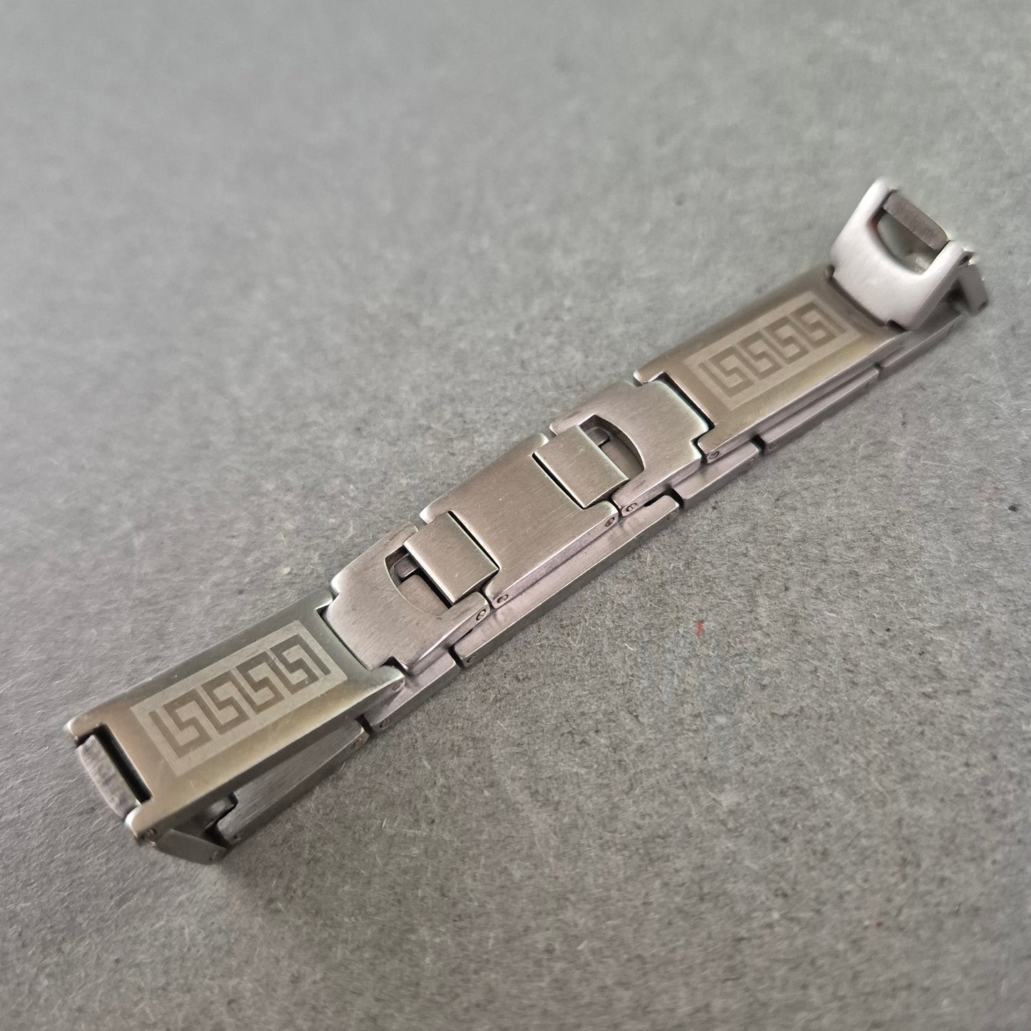 Maskulines Gliederarmband aus Metall mit grafischen Elementen