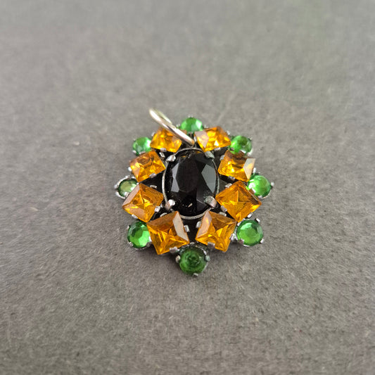 Bunter Vintage-Anhänger mit schwarzem Stein und Zierkristallen