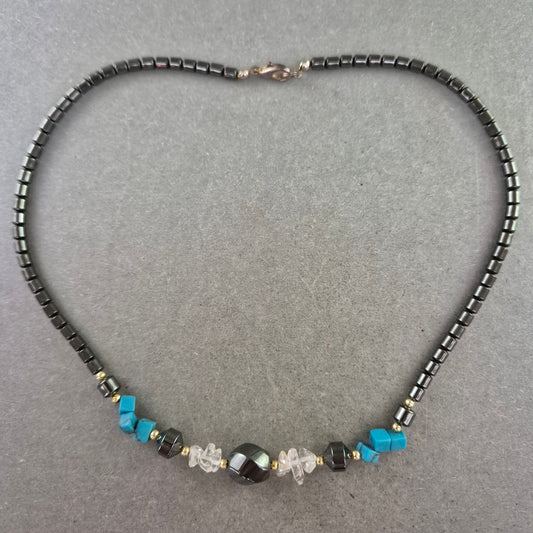 Schwarze Perlenkette mit bunten Schmucksteinen und Magnetoptik