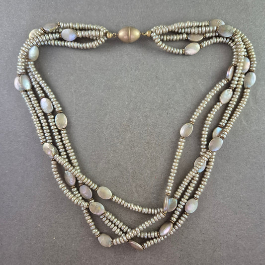 Mehrreihige Halskette mit schimmernden Perlen in Grau