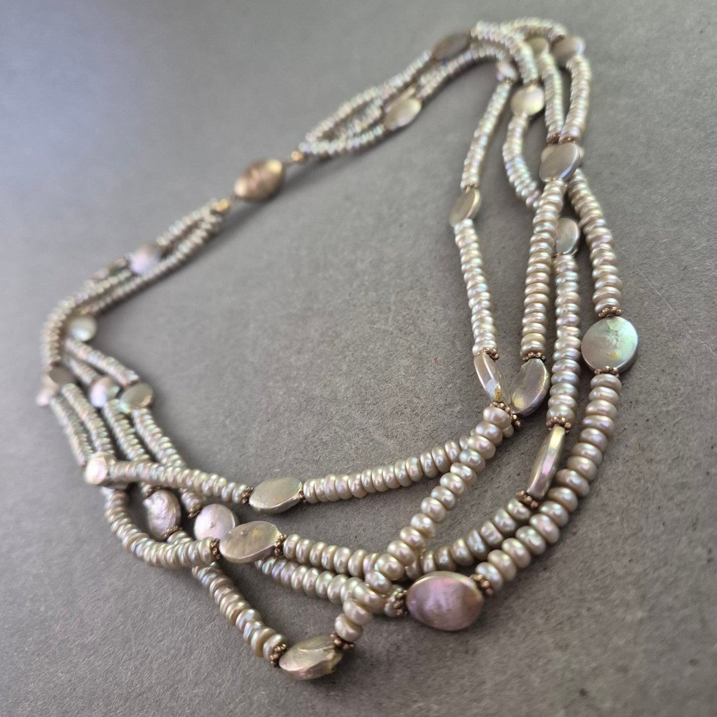 Mehrreihige Halskette mit schimmernden Perlen in Grau