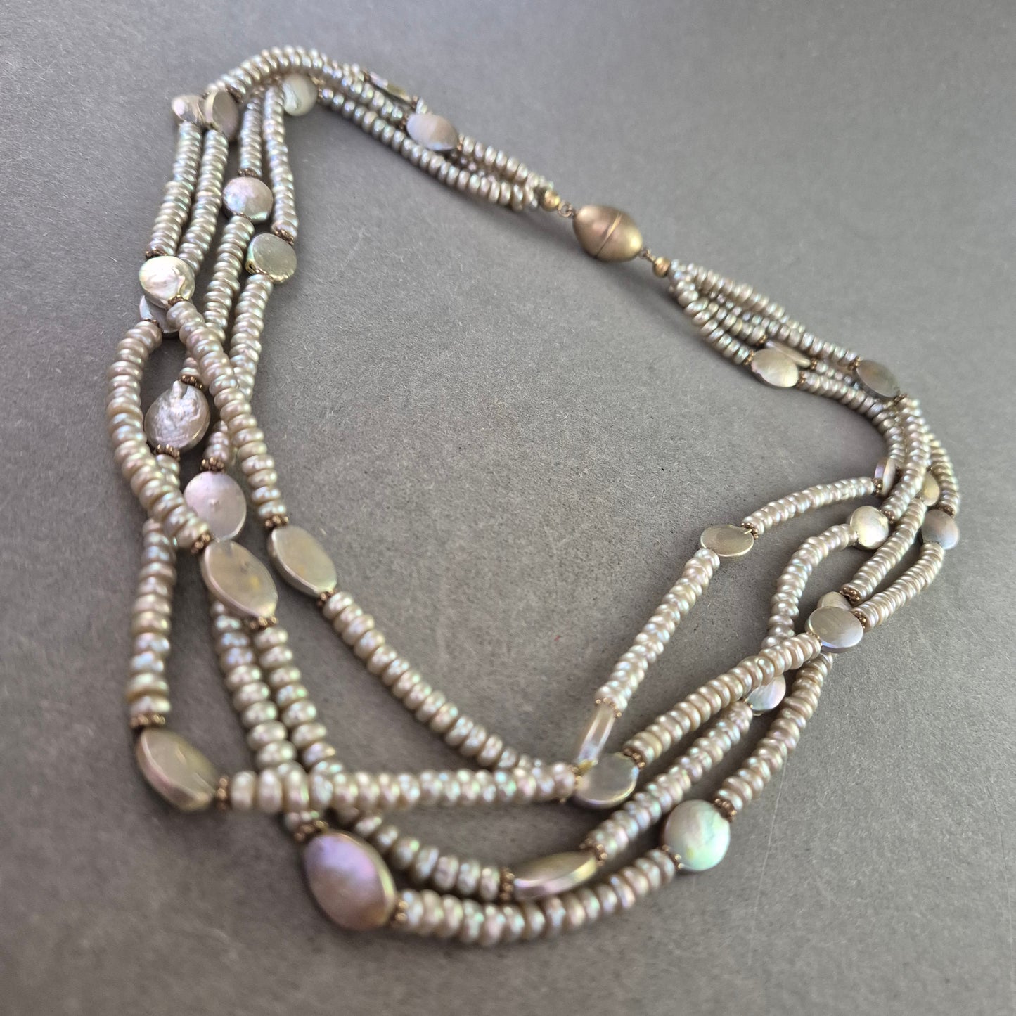 Mehrreihige Halskette mit schimmernden Perlen in Grau