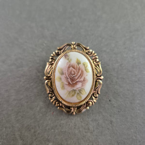 Vintage-Rosenbrosche mit zartem Blütendekor und Goldrahmen
