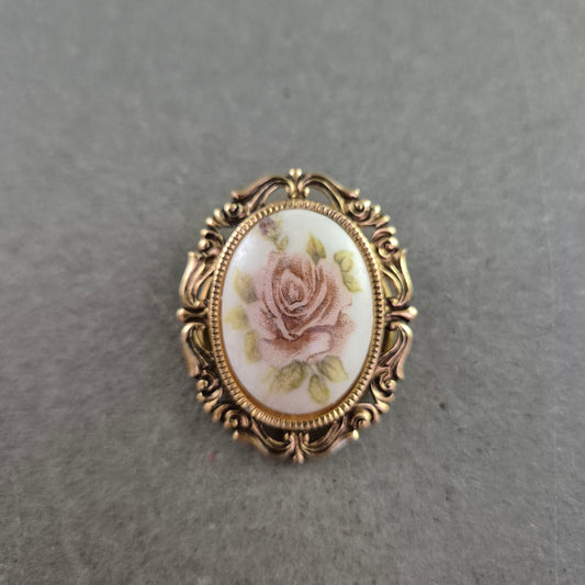 Vintage-Rosenbrosche mit zartem Blütendekor und Goldrahmen