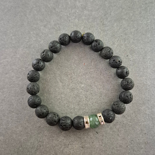 Elastisches Lavaperlen-Armband mit grünem Zierstein