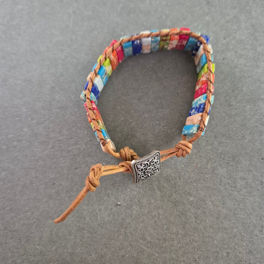 Farbenfrohes Armband mit Steindesign und Lederband