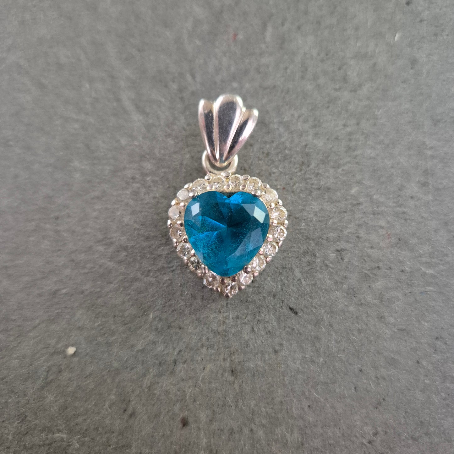 Herzanhänger mit blauem Stein und Glitzersteinen