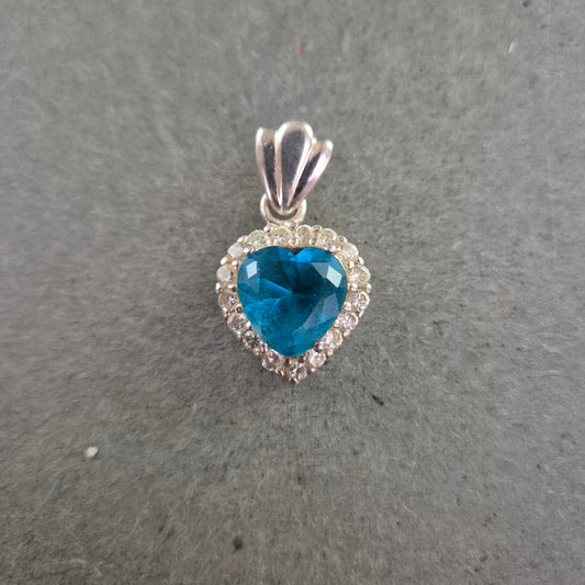 Herzanhänger mit blauem Stein und Glitzersteinen