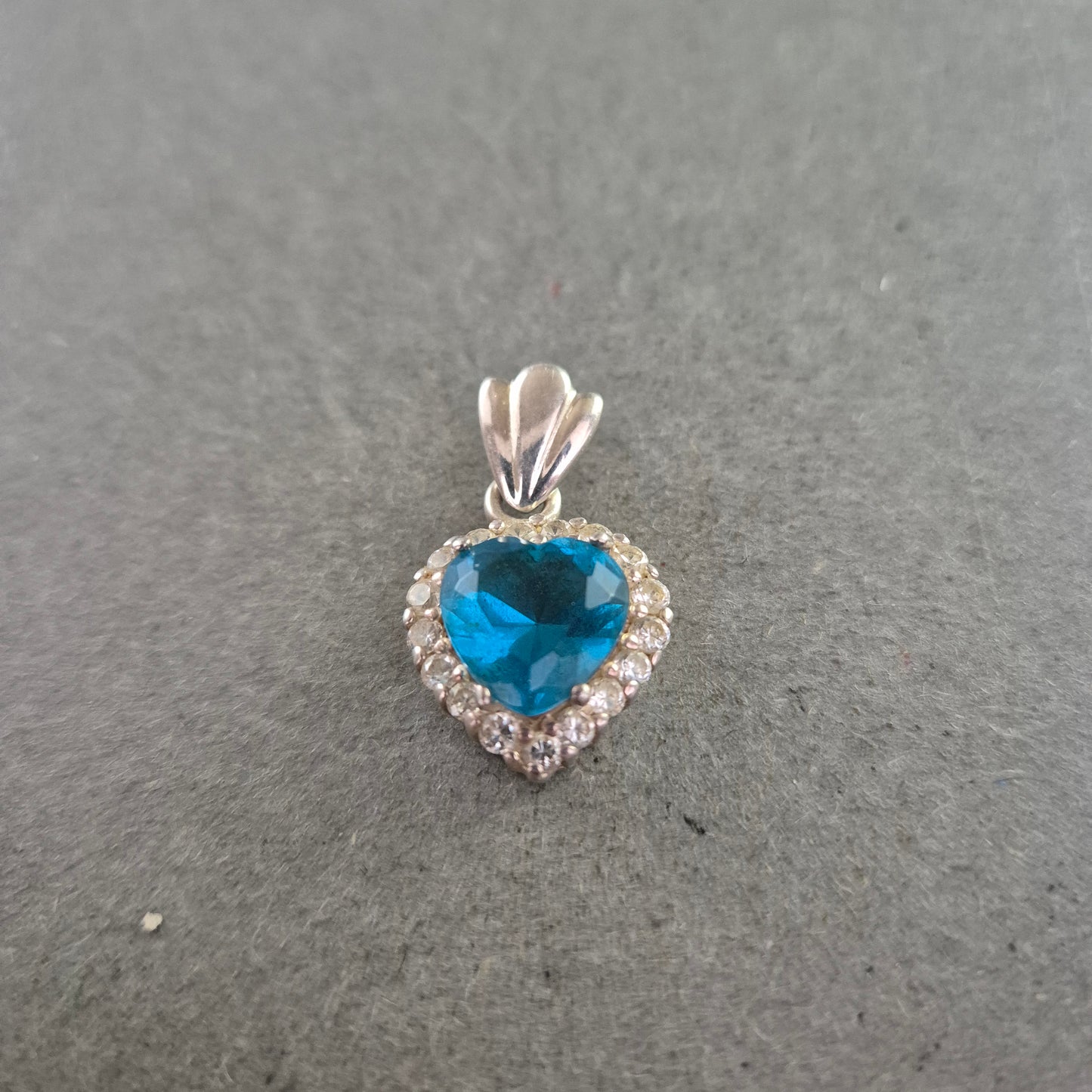 Herzanhänger mit blauem Stein und Glitzersteinen