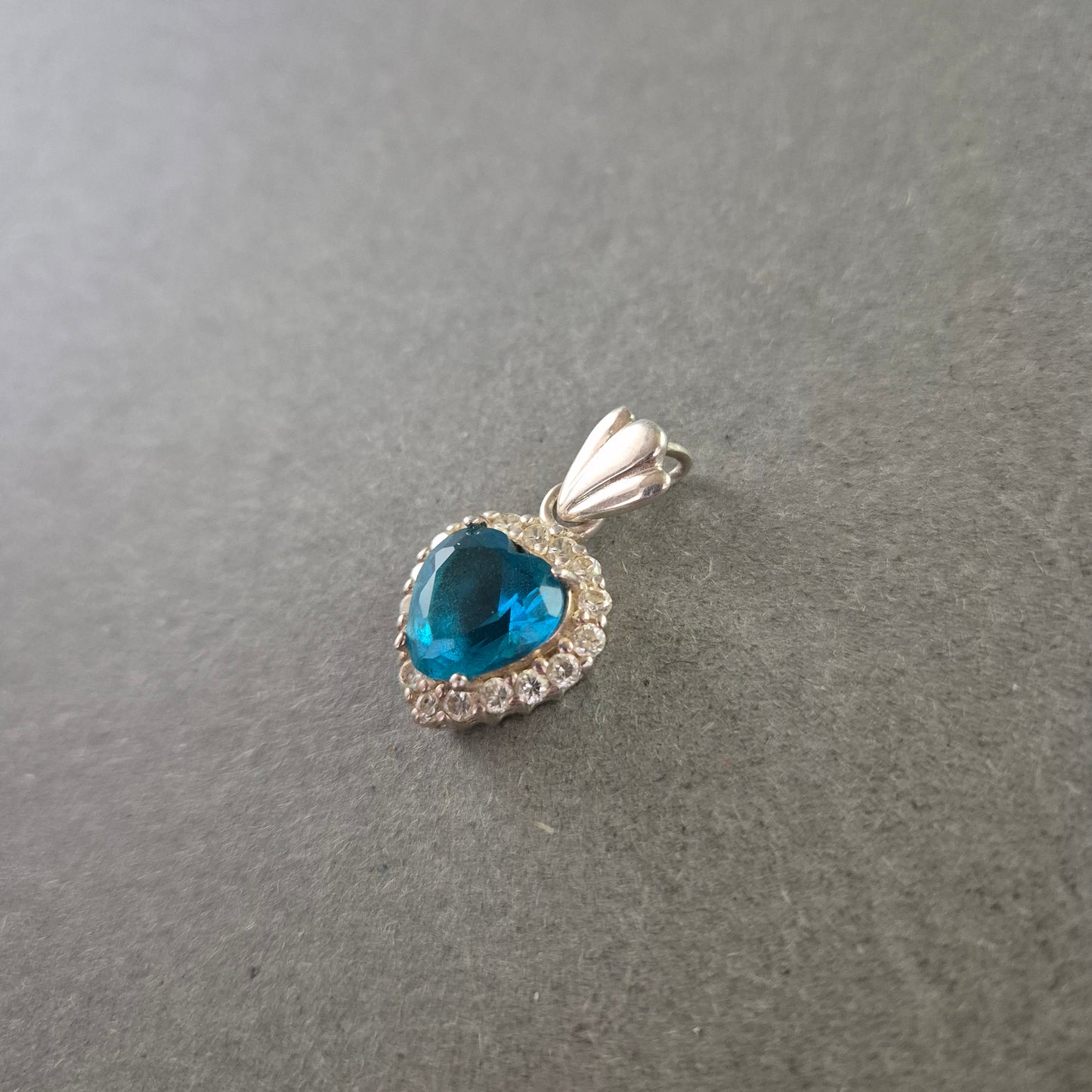 Herzanhänger mit blauem Stein und Glitzersteinen