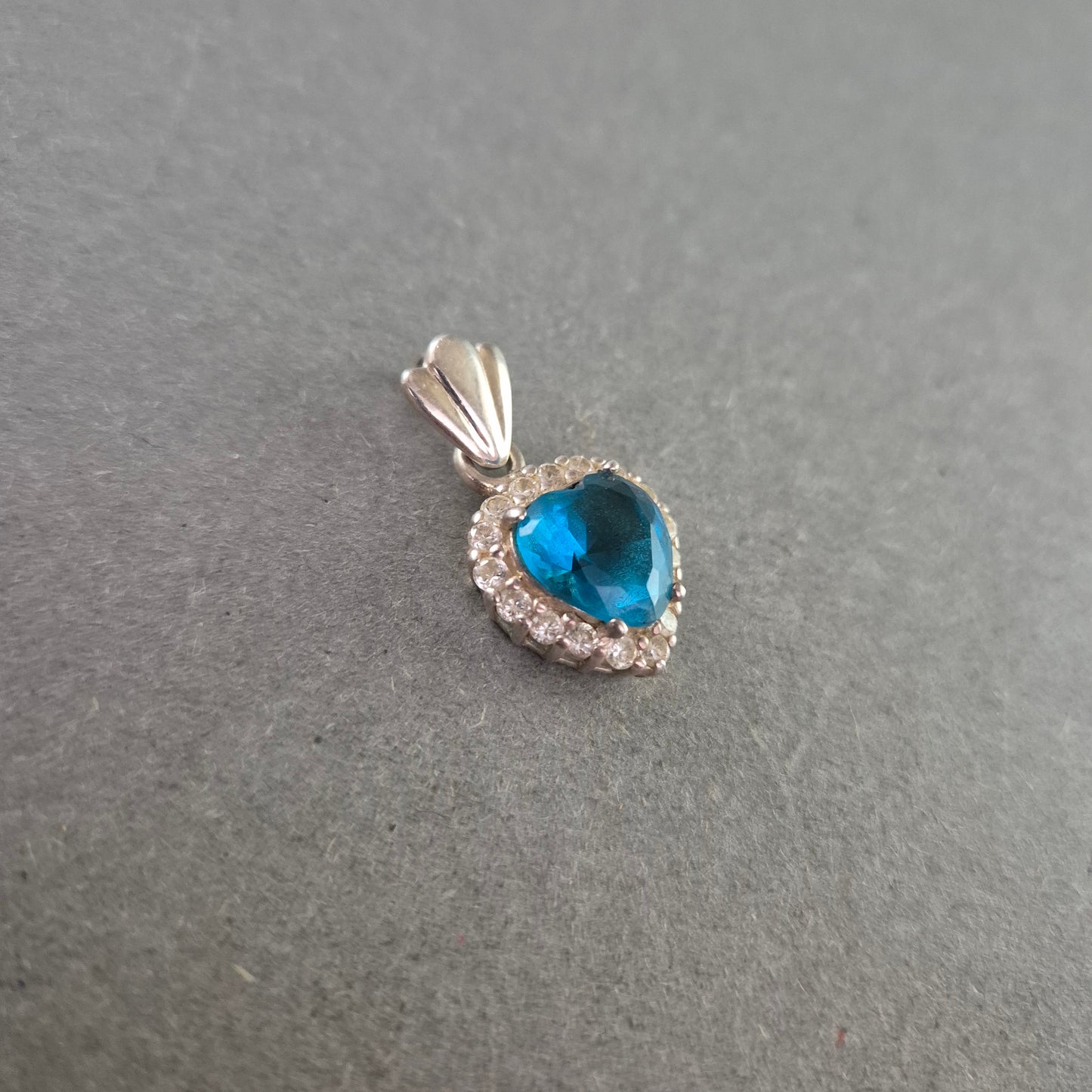 Herzanhänger mit blauem Stein und Glitzersteinen