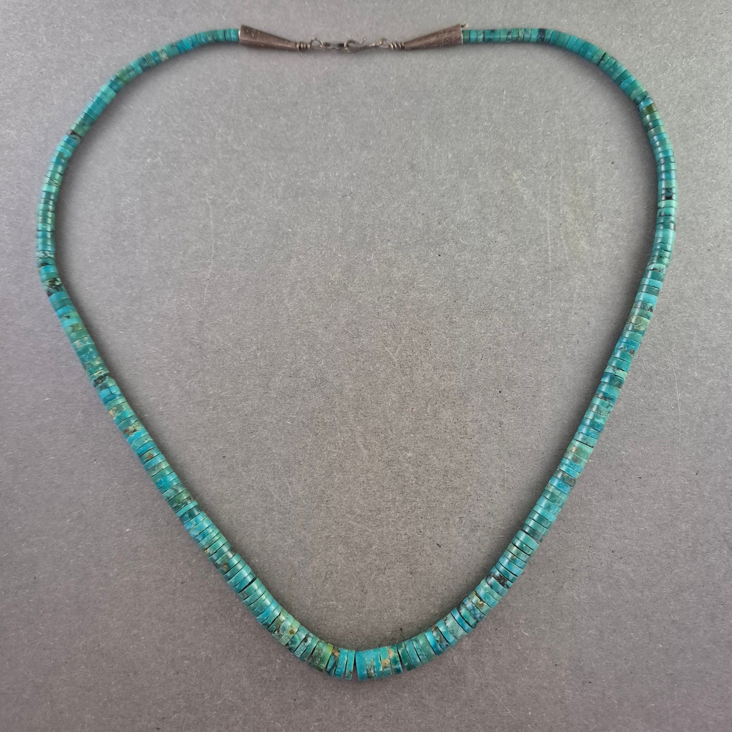 Türkisfarbene Halskette mit Scheibenperlen im Ethno-Stil