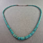 Türkisfarbene Halskette mit Scheibenperlen im Ethno-Stil