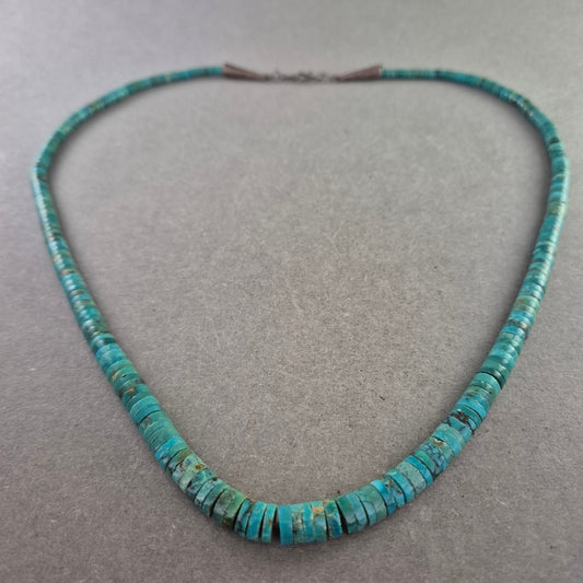 Türkisfarbene Halskette mit Scheibenperlen im Ethno-Stil