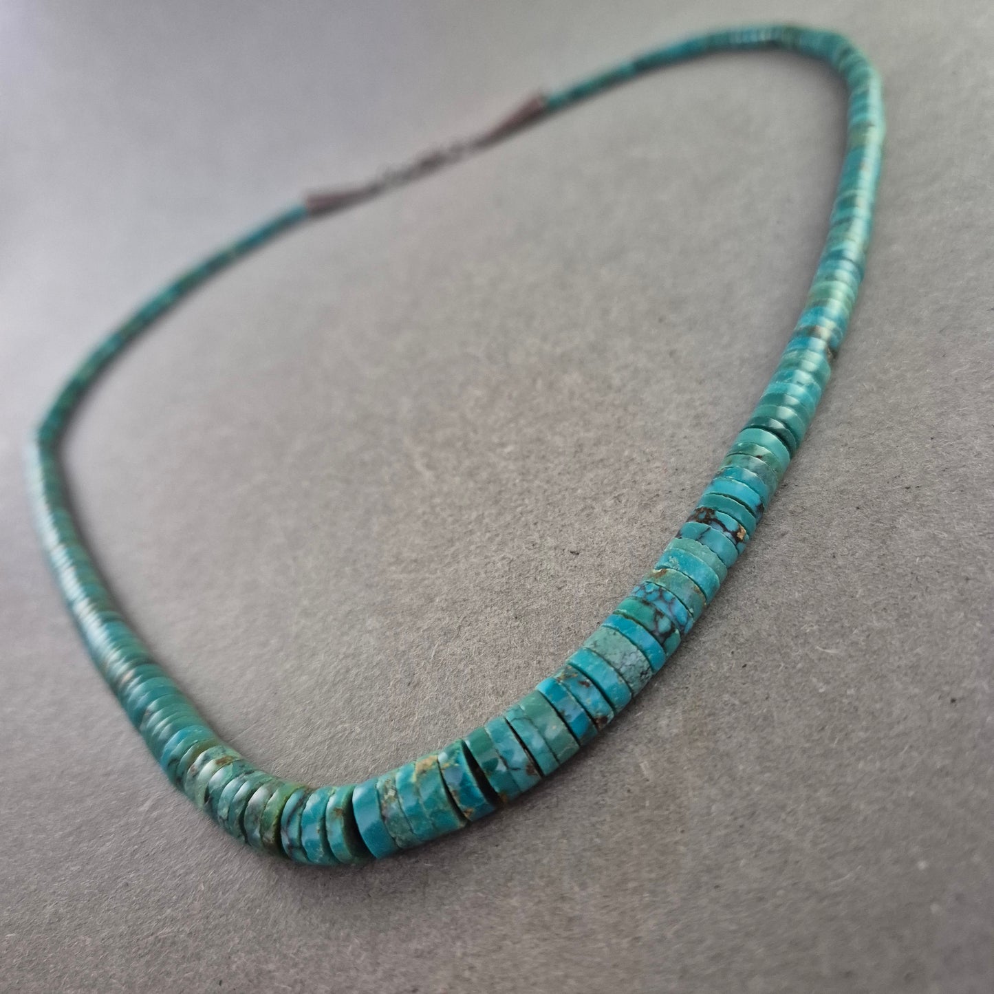 Türkisfarbene Halskette mit Scheibenperlen im Ethno-Stil