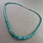 Türkisfarbene Halskette mit Scheibenperlen im Ethno-Stil