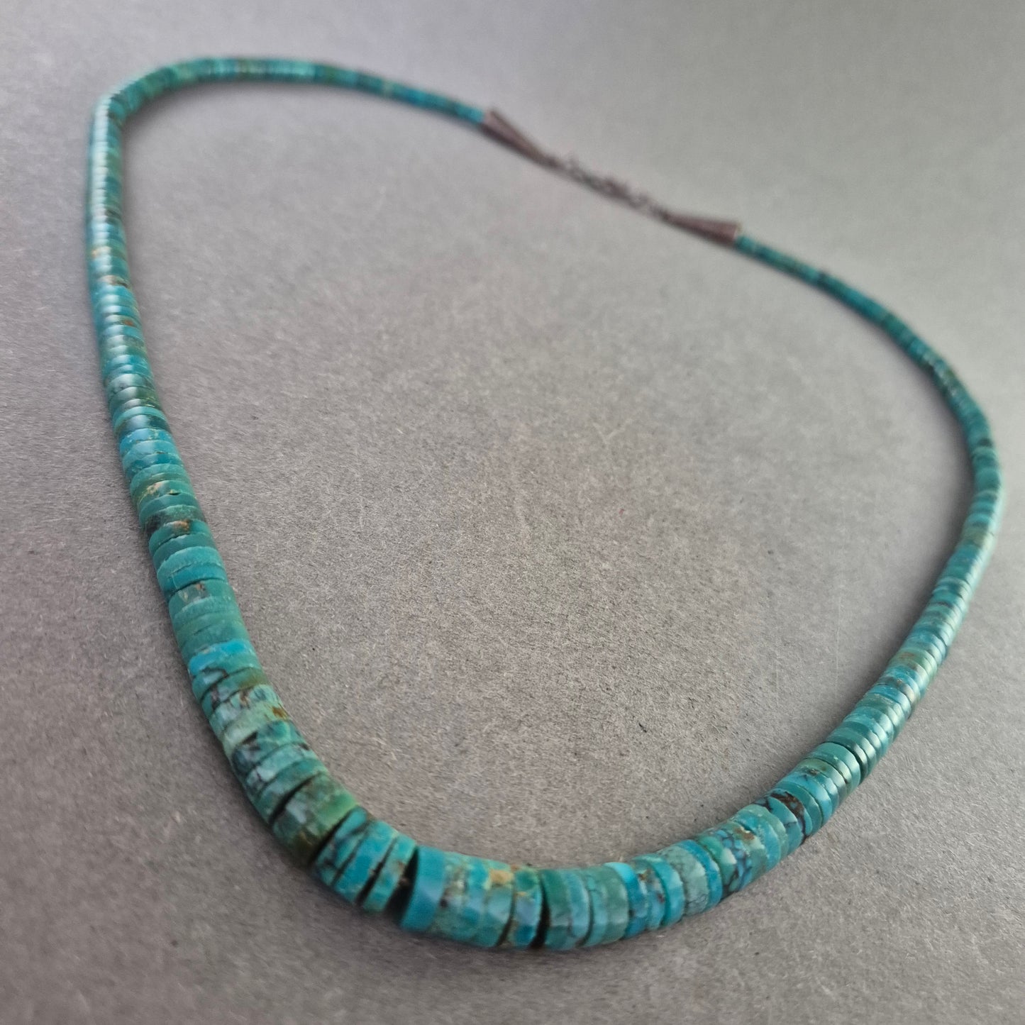 Türkisfarbene Halskette mit Scheibenperlen im Ethno-Stil