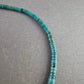 Türkisfarbene Halskette mit Scheibenperlen im Ethno-Stil