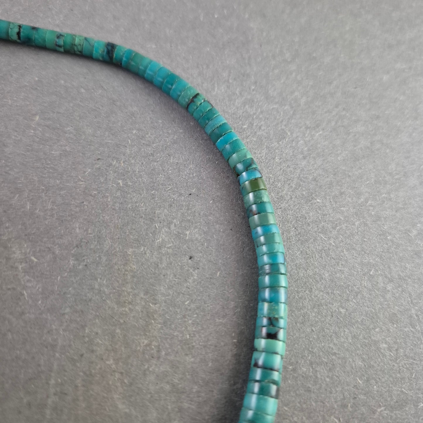 Türkisfarbene Halskette mit Scheibenperlen im Ethno-Stil