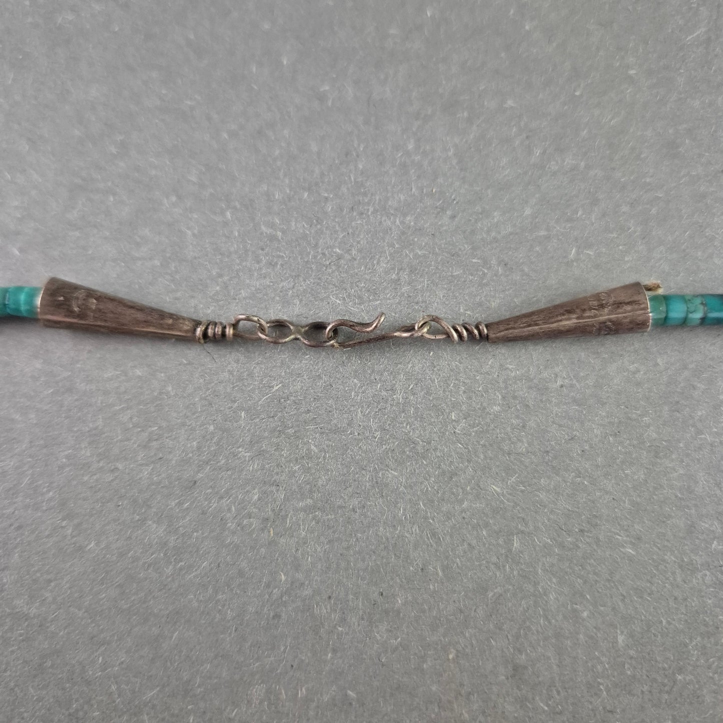 Türkisfarbene Halskette mit Scheibenperlen im Ethno-Stil