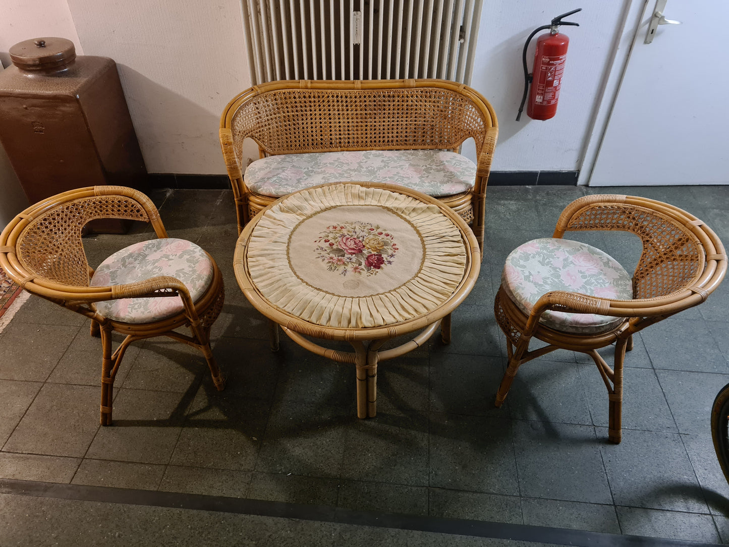 Mid-Century Vintage Sitzgruppe aus Rattan Bank 2 Sessel Tisch