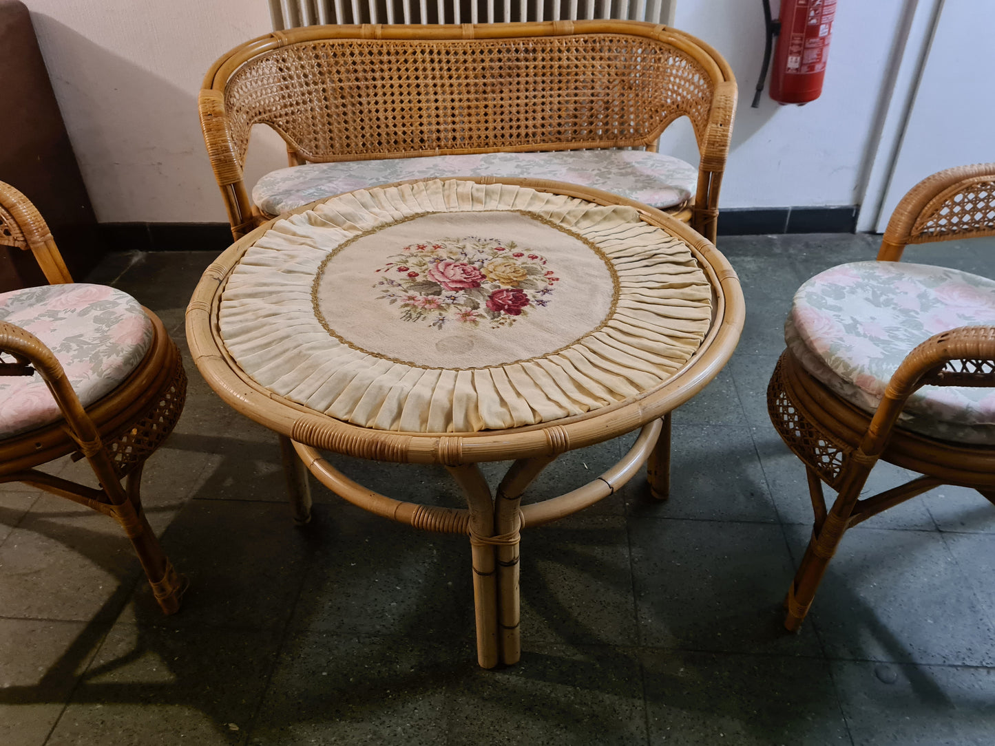 Mid-Century Vintage Sitzgruppe aus Rattan Bank 2 Sessel Tisch