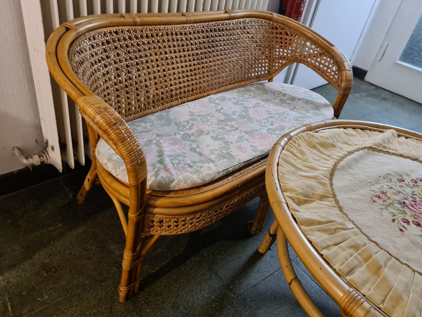Mid-Century Vintage Sitzgruppe aus Rattan Bank 2 Sessel Tisch