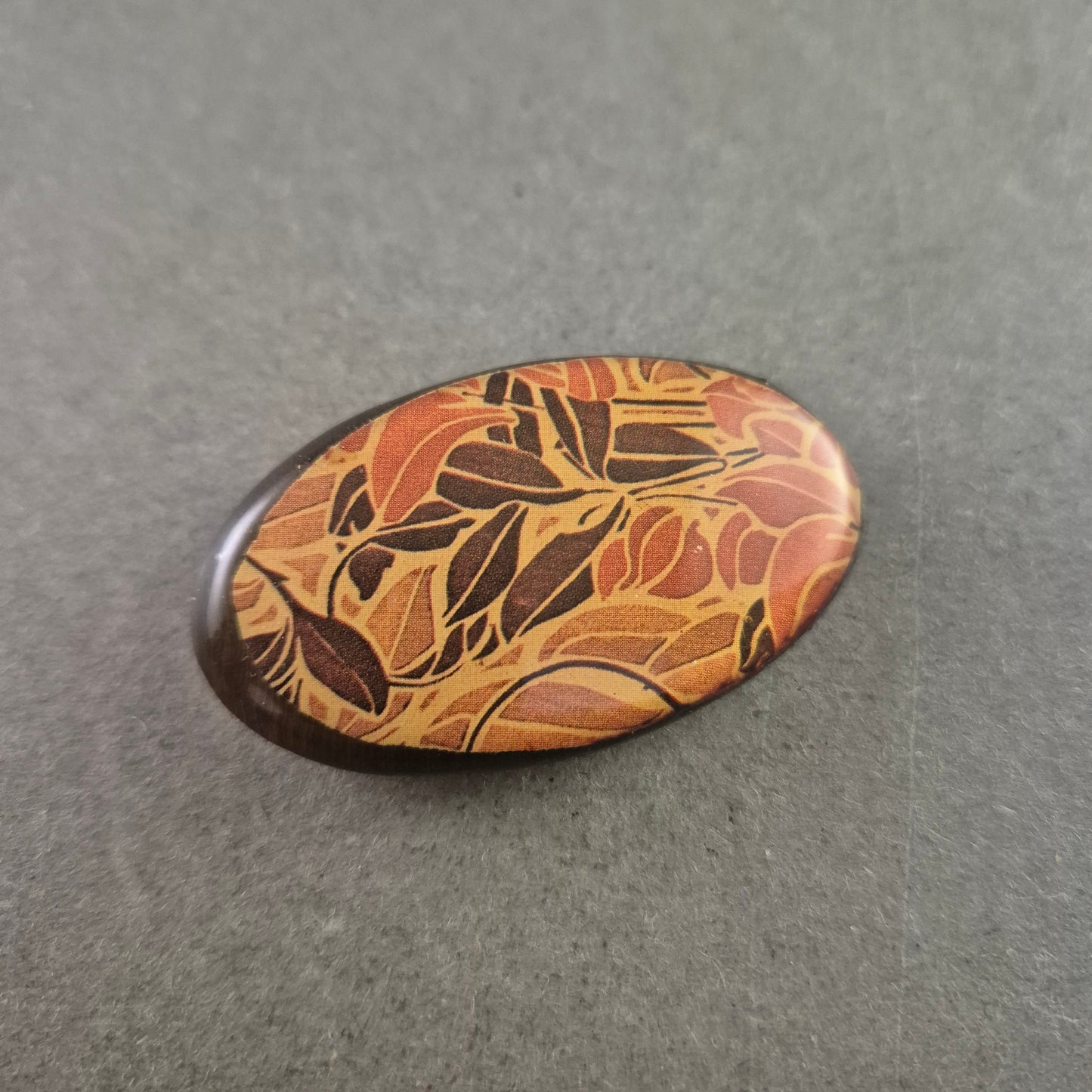 Ovalbrosche im Retro-Look mit floraler Musterung in Braun-Orange
