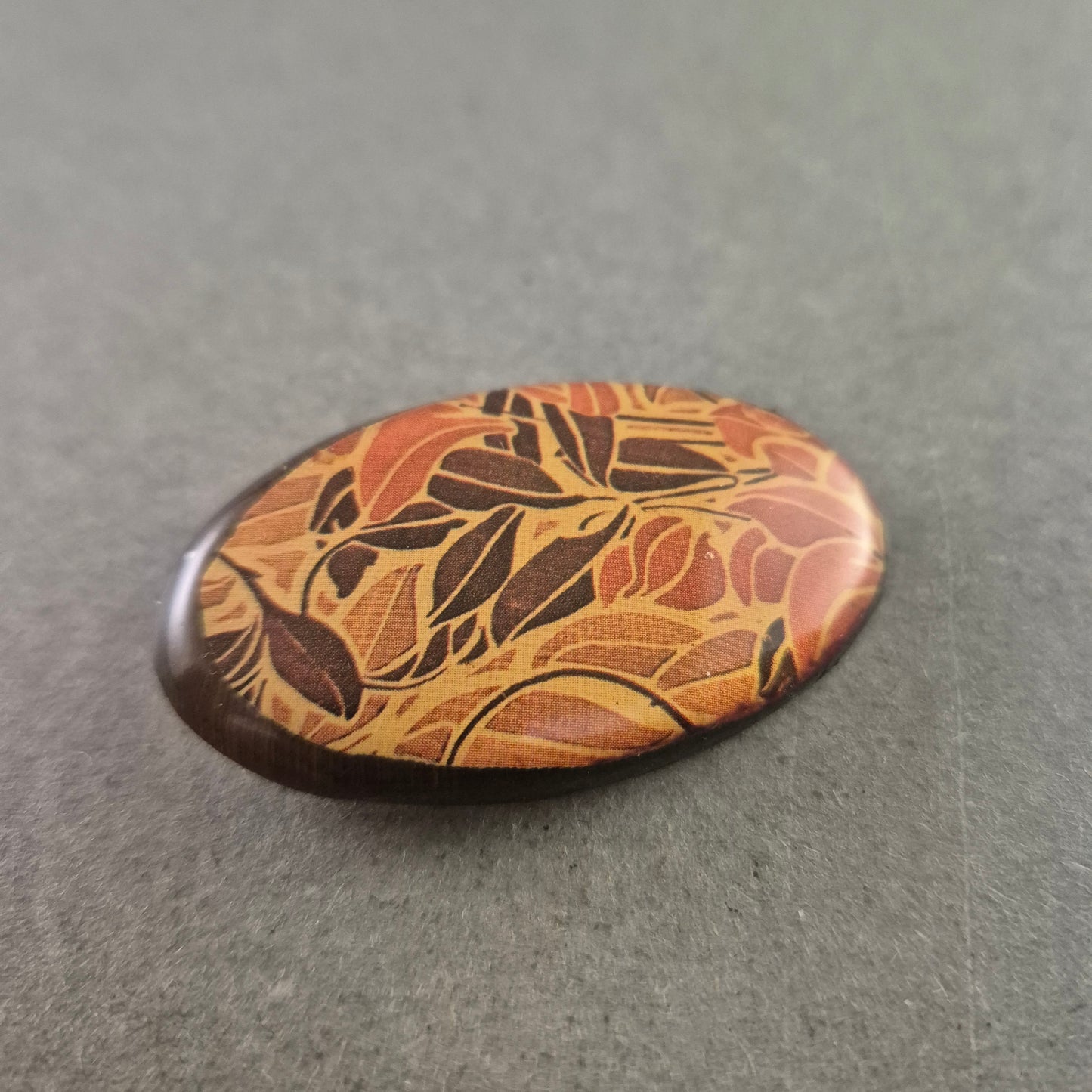 Ovalbrosche im Retro-Look mit floraler Musterung in Braun-Orange