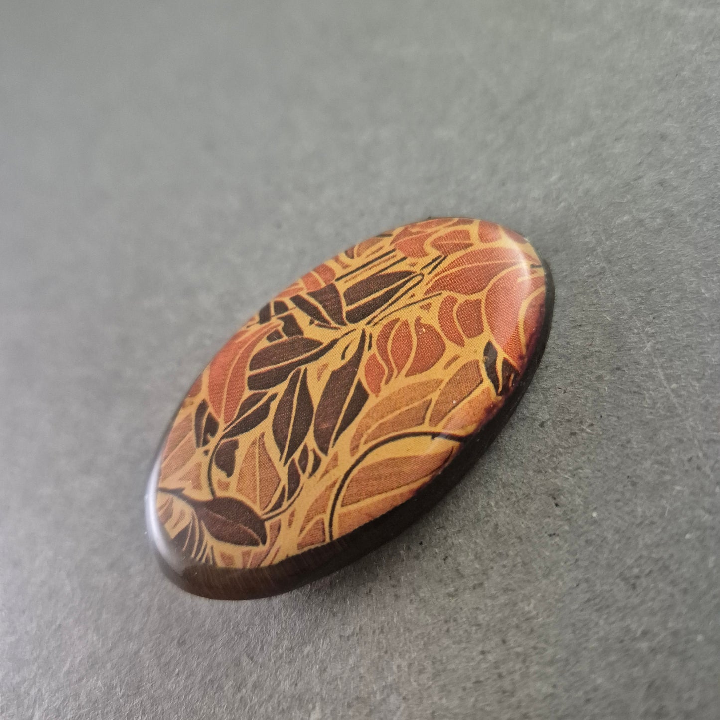 Ovalbrosche im Retro-Look mit floraler Musterung in Braun-Orange