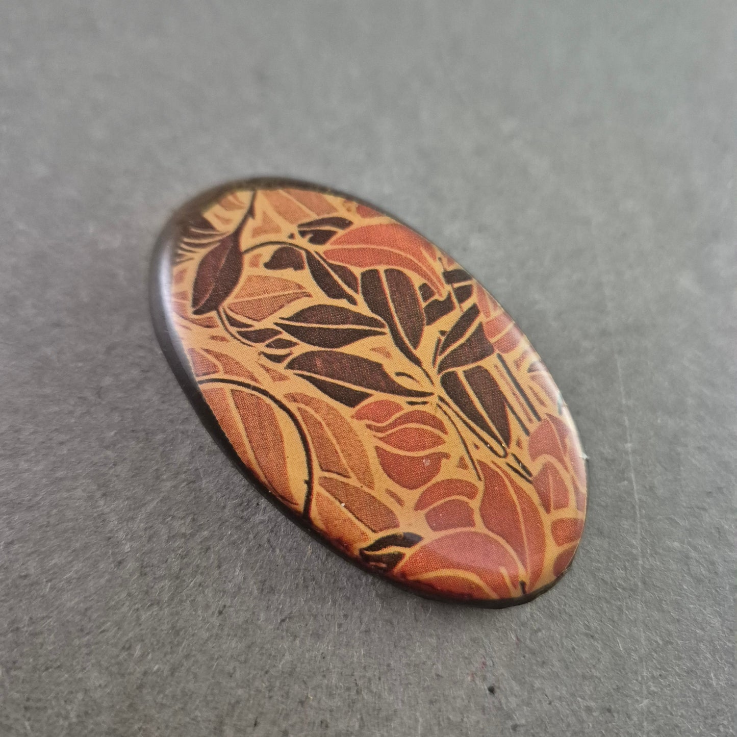 Ovalbrosche im Retro-Look mit floraler Musterung in Braun-Orange