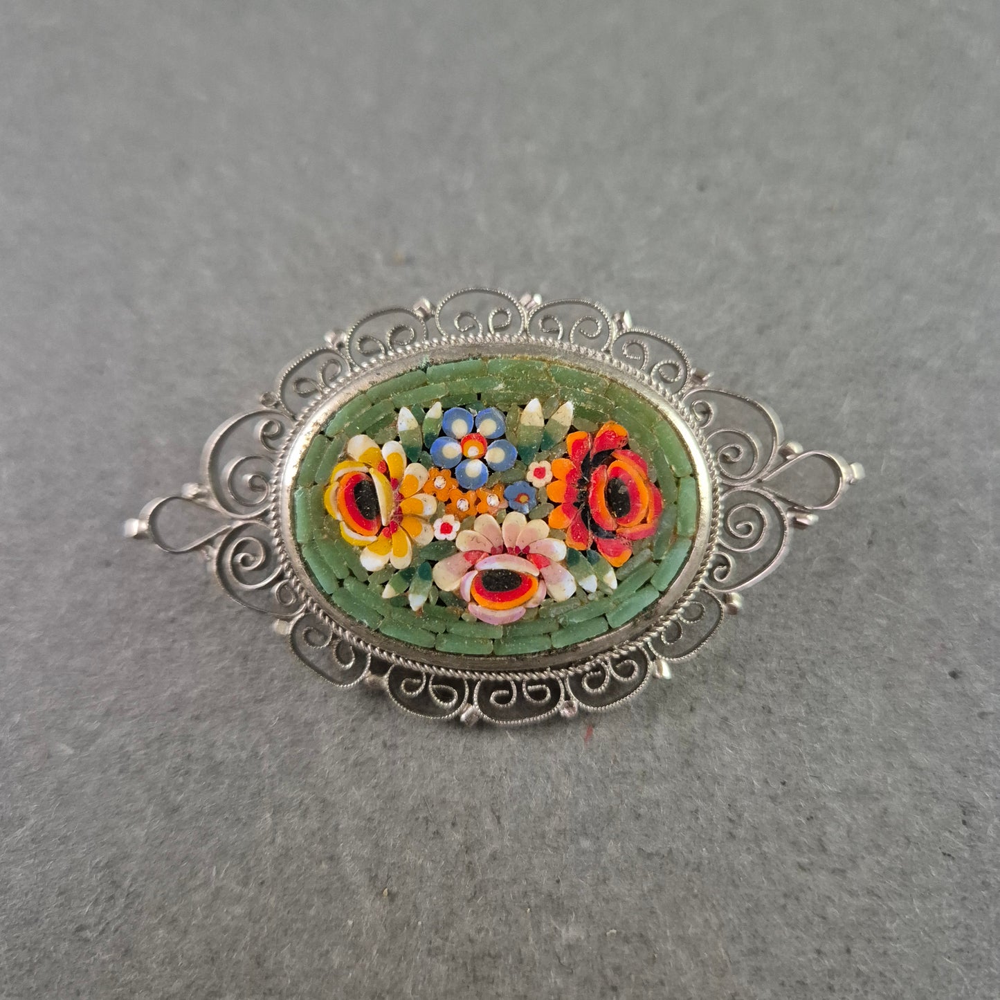 Florale Mikromosaik-Brosche – Filigranes Vintage-Design aus Italien