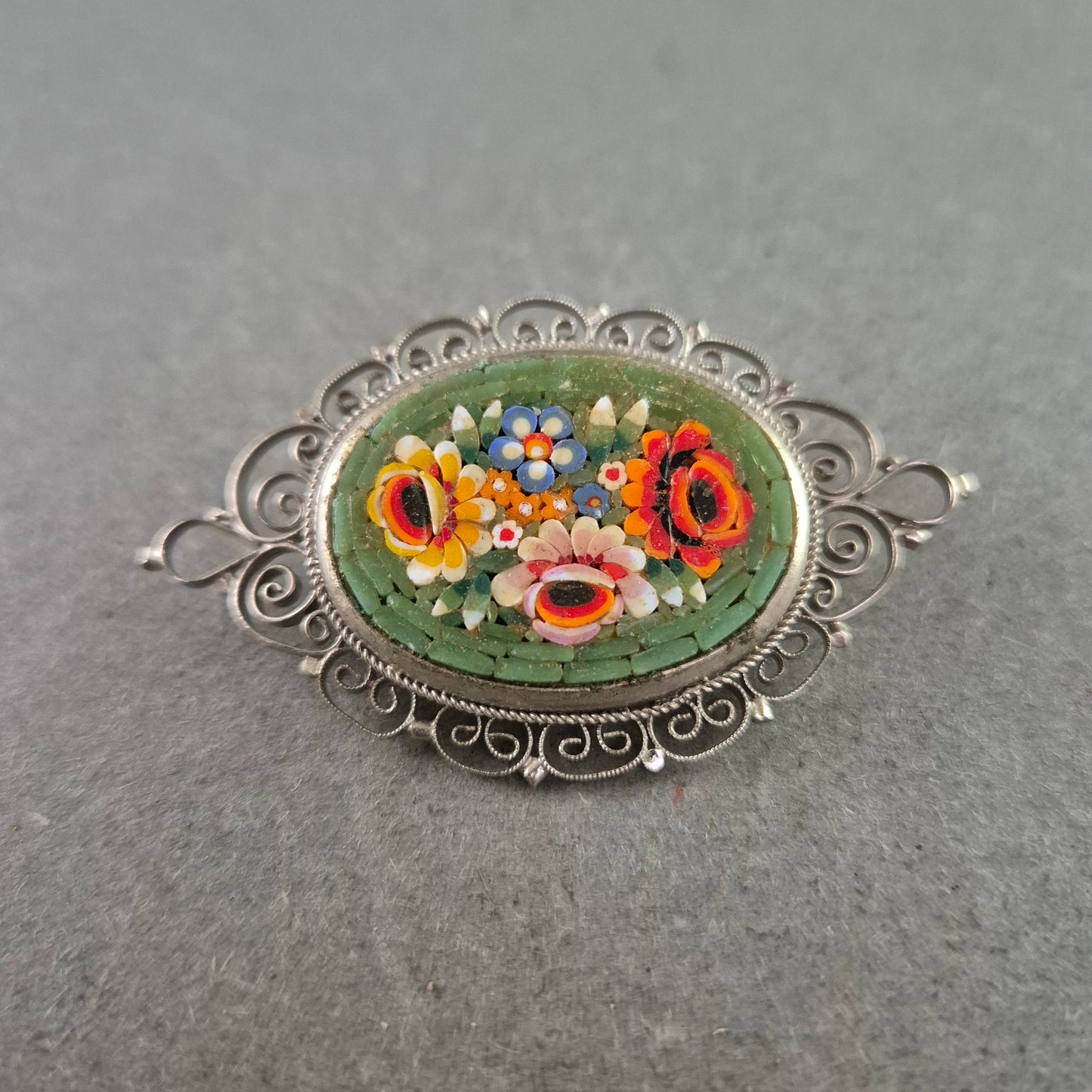 Florale Mikromosaik-Brosche – Filigranes Vintage-Design aus Italien