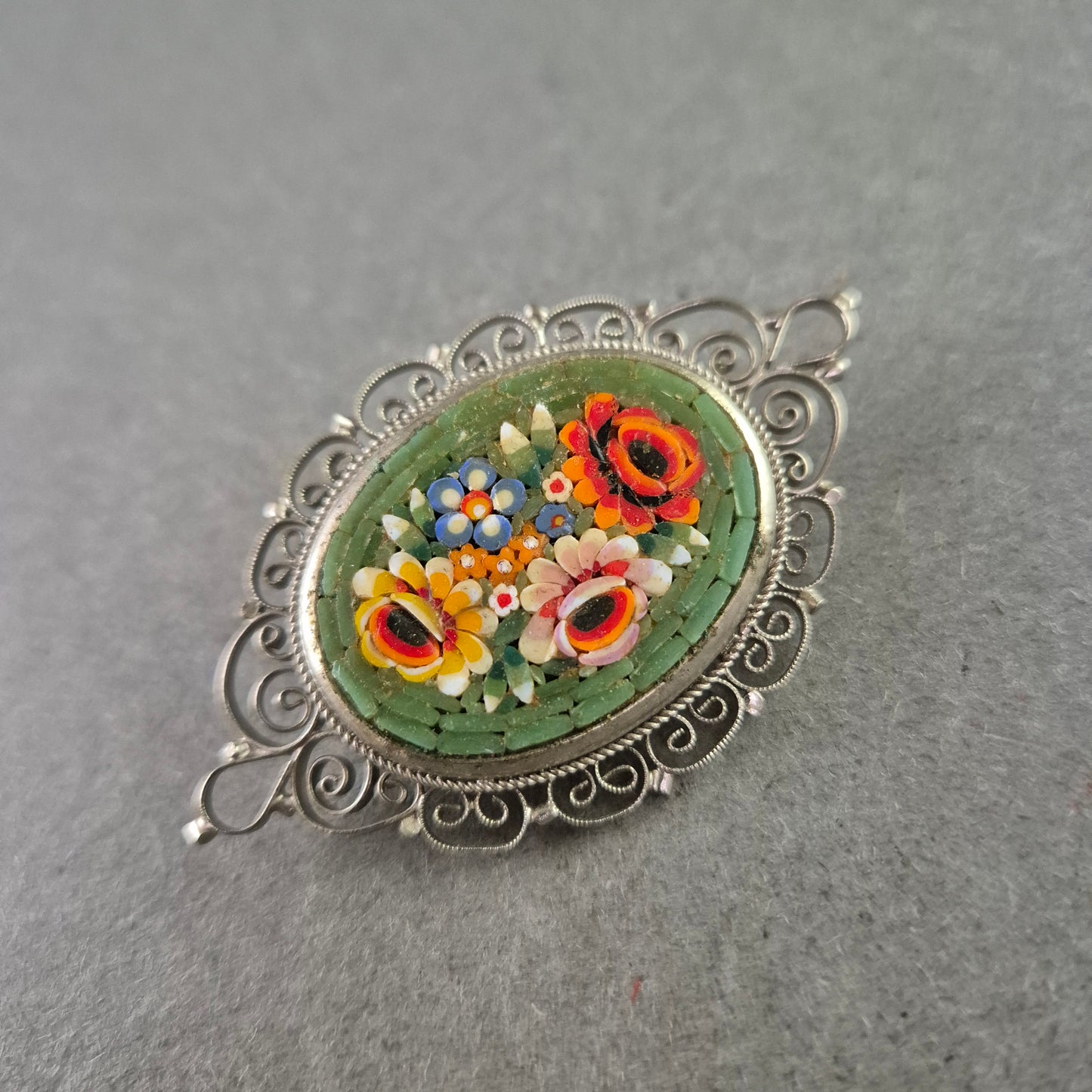 Florale Mikromosaik-Brosche – Filigranes Vintage-Design aus Italien
