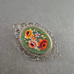 Florale Mikromosaik-Brosche – Filigranes Vintage-Design aus Italien