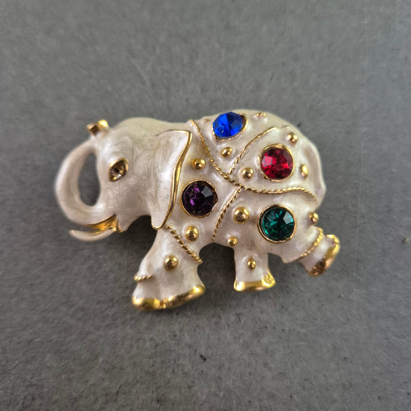 Verspielte Elefanten-Brosche mit bunten Schmucksteinen – Exotischer Hingucker