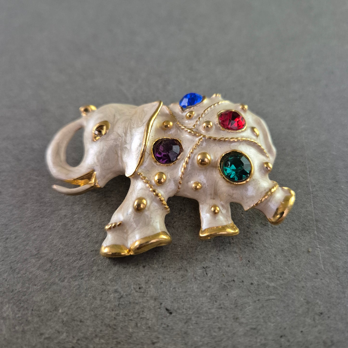 Verspielte Elefanten-Brosche mit bunten Schmucksteinen – Exotischer Hingucker