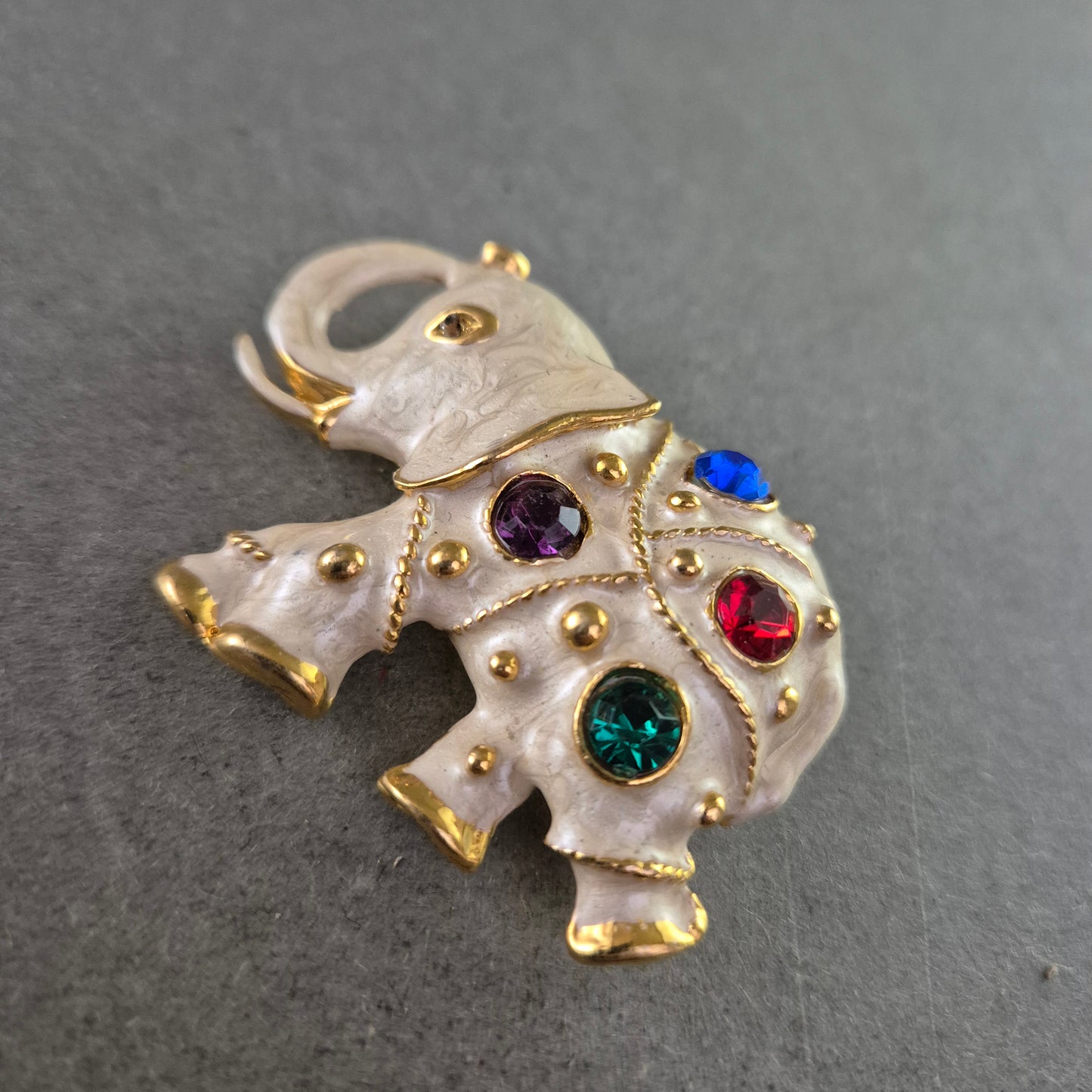 Verspielte Elefanten-Brosche mit bunten Schmucksteinen – Exotischer Hingucker