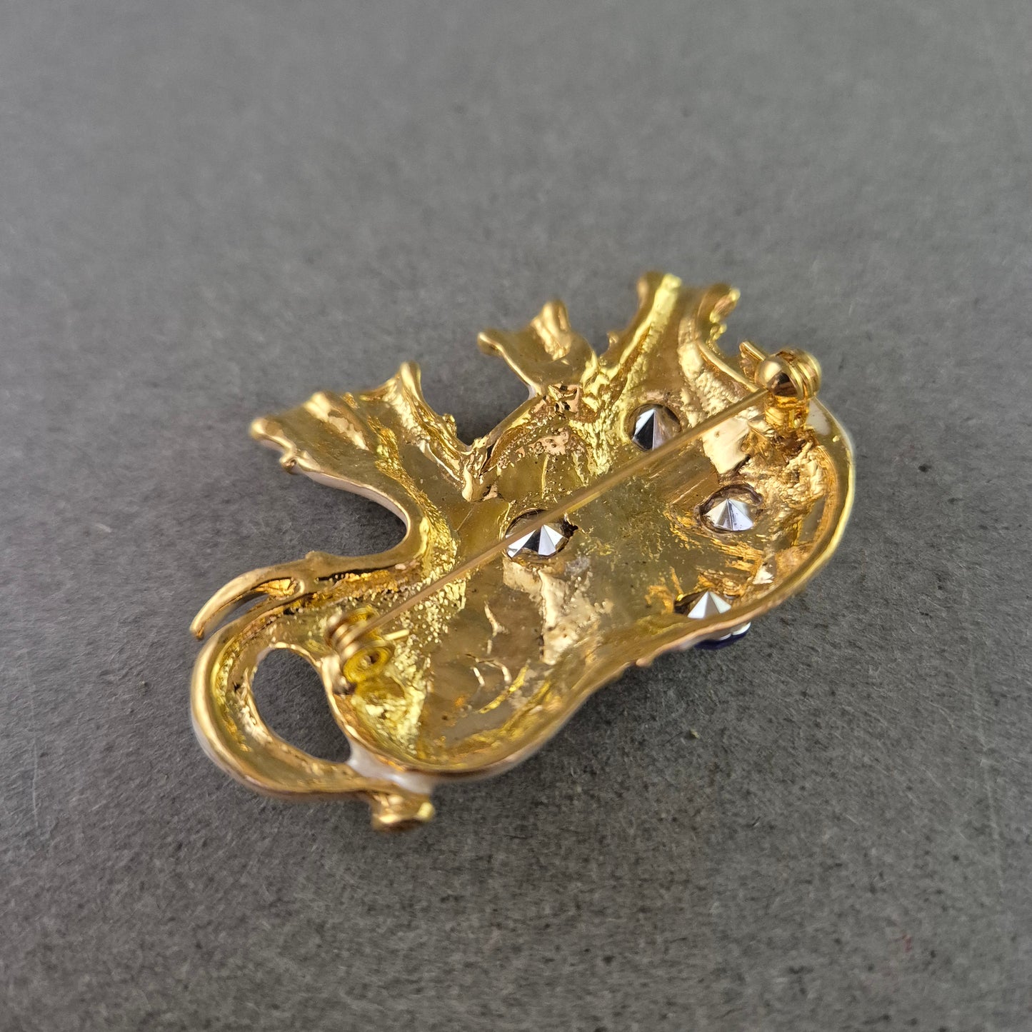 Verspielte Elefanten-Brosche mit bunten Schmucksteinen – Exotischer Hingucker