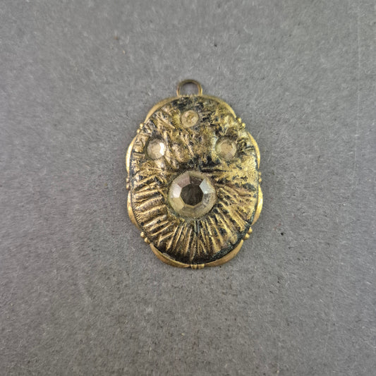 Antiker Anhänger im Used-Look – Mit facettierten Dekosteinen