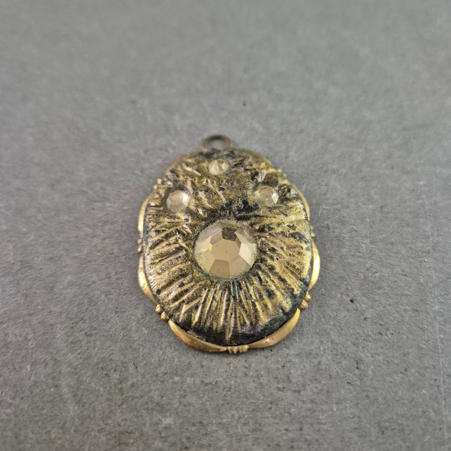 Antiker Anhänger im Used-Look – Mit facettierten Dekosteinen