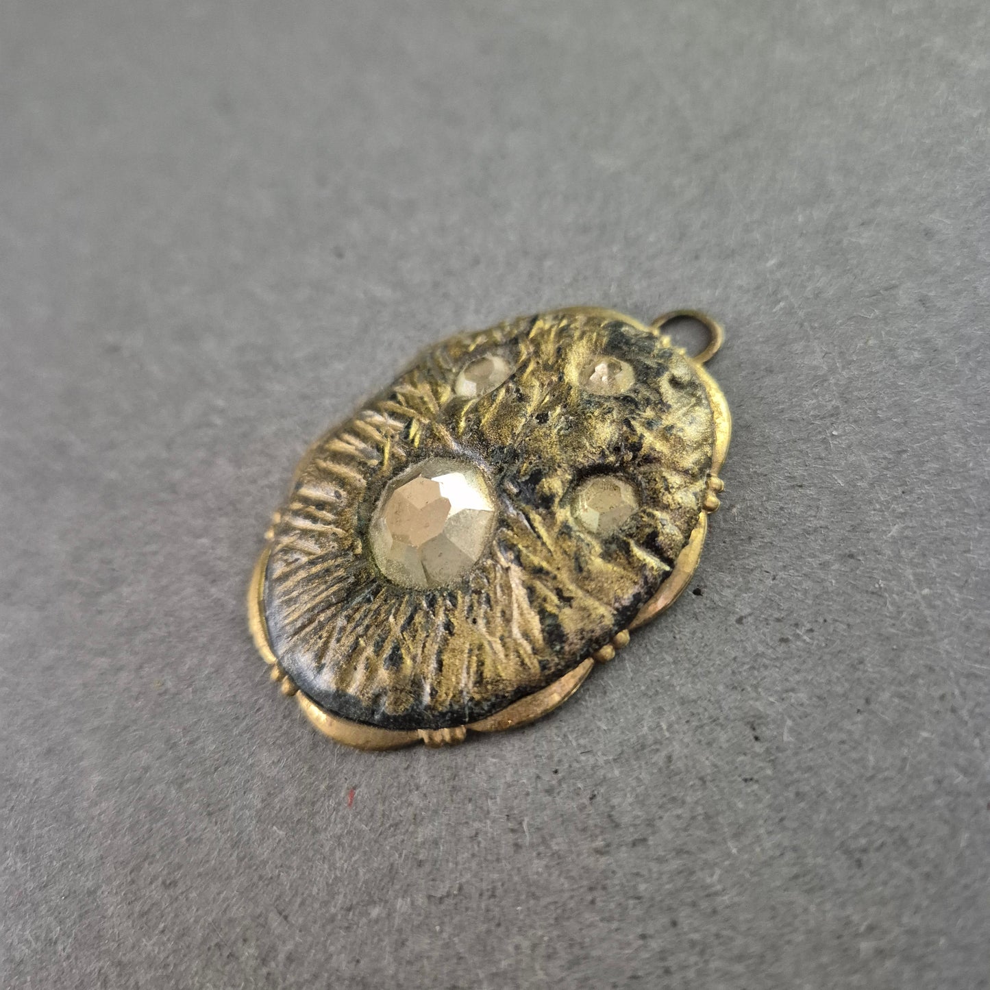 Antiker Anhänger im Used-Look – Mit facettierten Dekosteinen