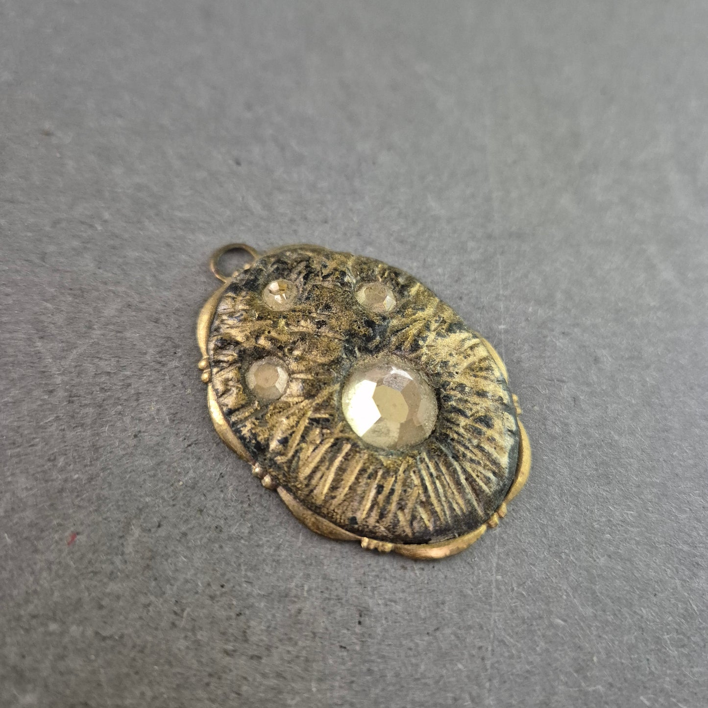 Antiker Anhänger im Used-Look – Mit facettierten Dekosteinen