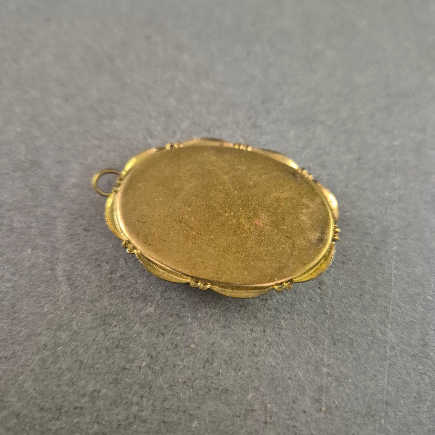 Antiker Anhänger im Used-Look – Mit facettierten Dekosteinen