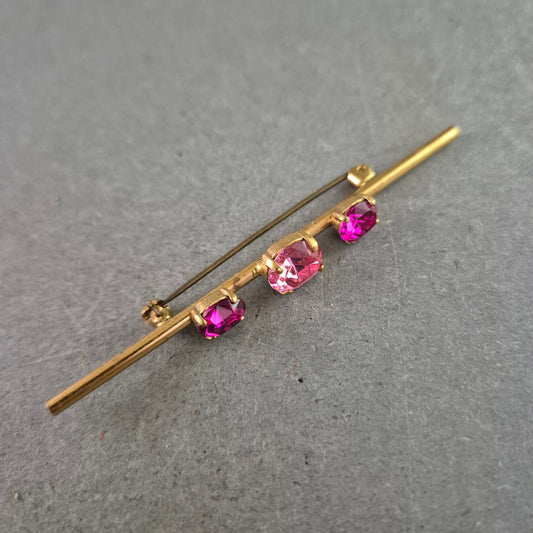 Schlichte Vintage-Brosche mit pinkfarbenen Steinen – Eleganter Balkenstil